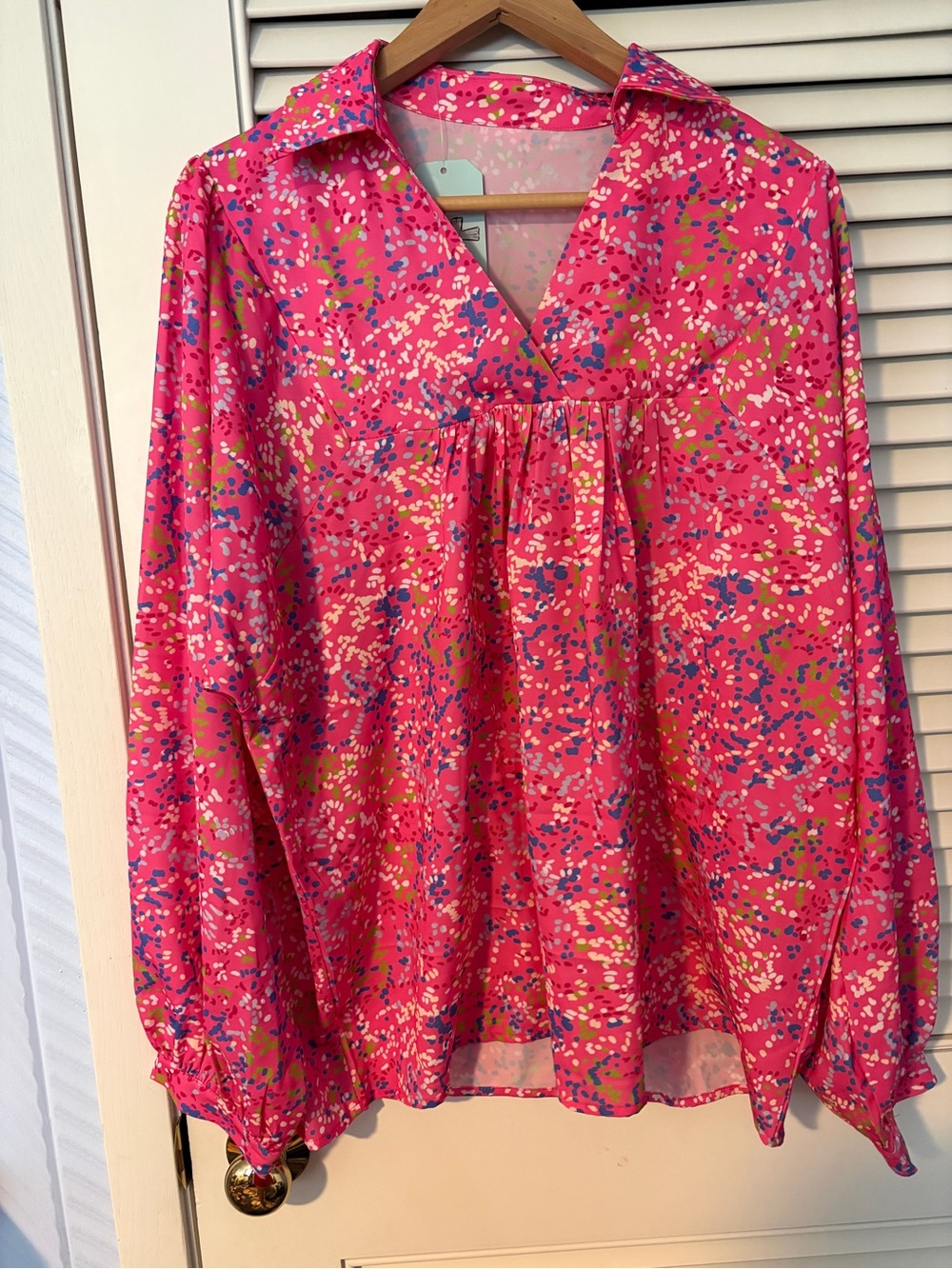 ⭐️NWT⭐️ Bright Pink Floral Print V-Neck Blouse